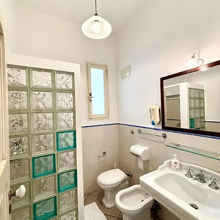 Kallistos & מלון דירות